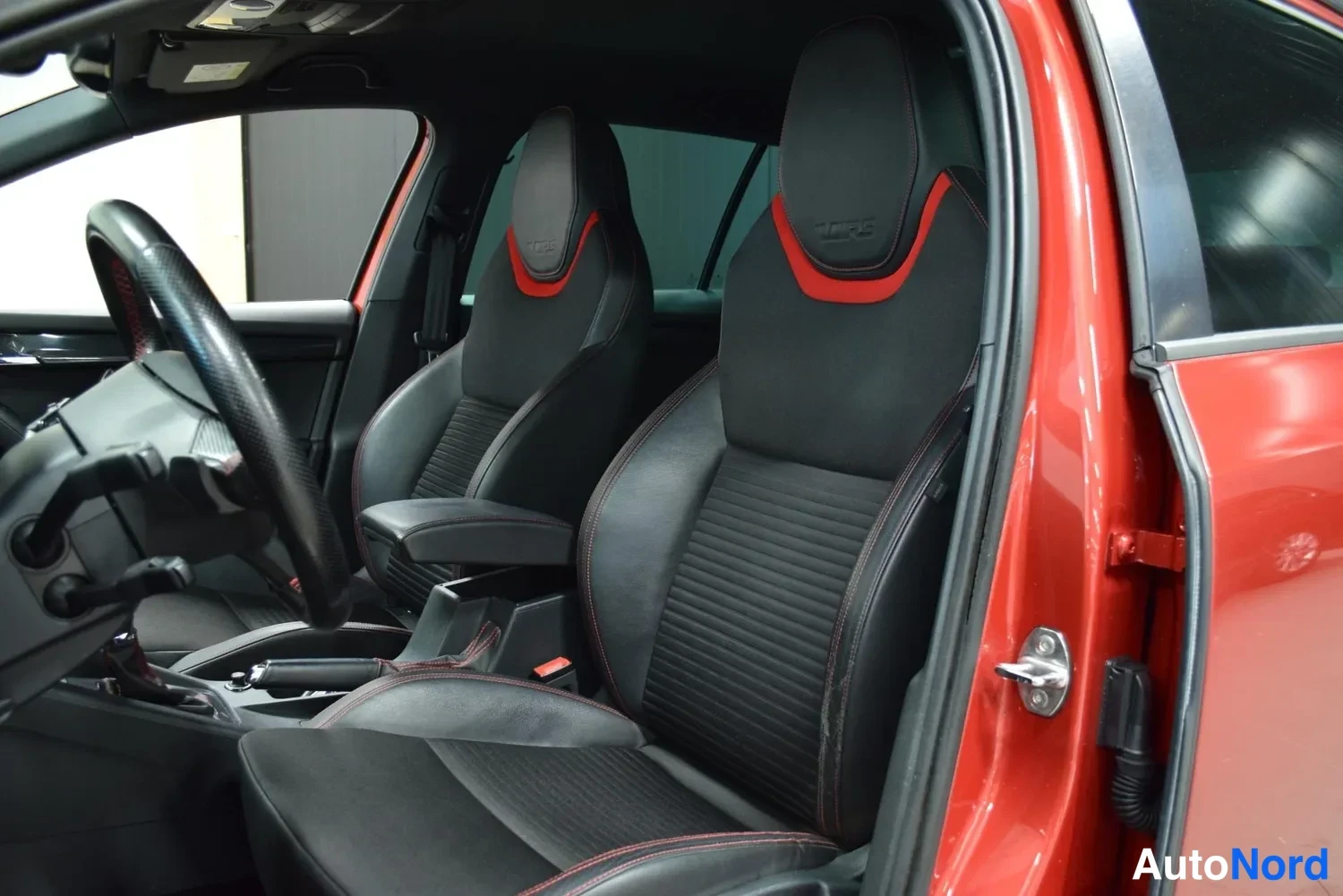 Punainen Skoda Octavia 2015, ulkokuva 10 – Raisio