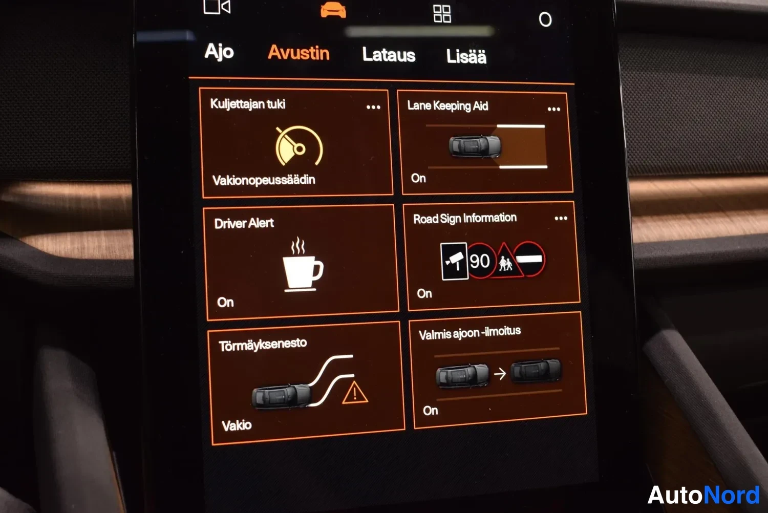 Yksityiskohta: Keskiruudun Avustin-valikko näyttää vakionopeussäädön, Lane Keeping Aidin, Road Sign Informationin ja törmäykseneston asetukset.