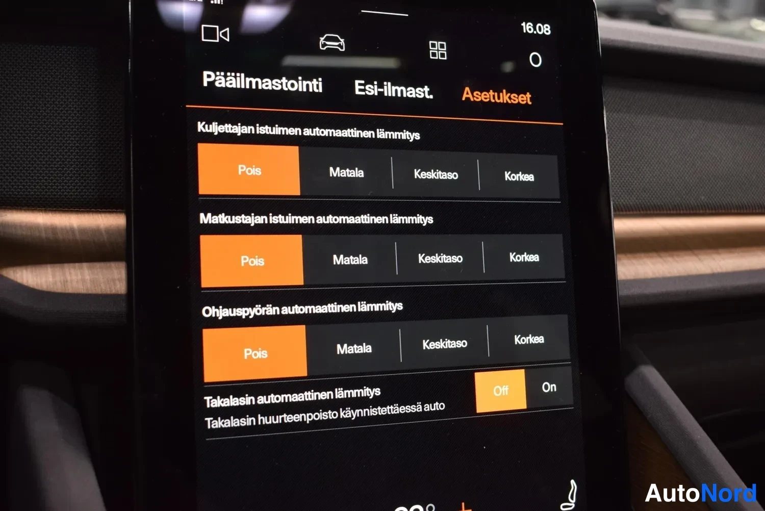 Muu: Auton infotainment-näyttö, jossa ilmastoinnin asetukset: kuljettajan ja matkustajan istuimen sekä ohjauspyörän automaattisen lämmityksen valinnat ja takalasin a