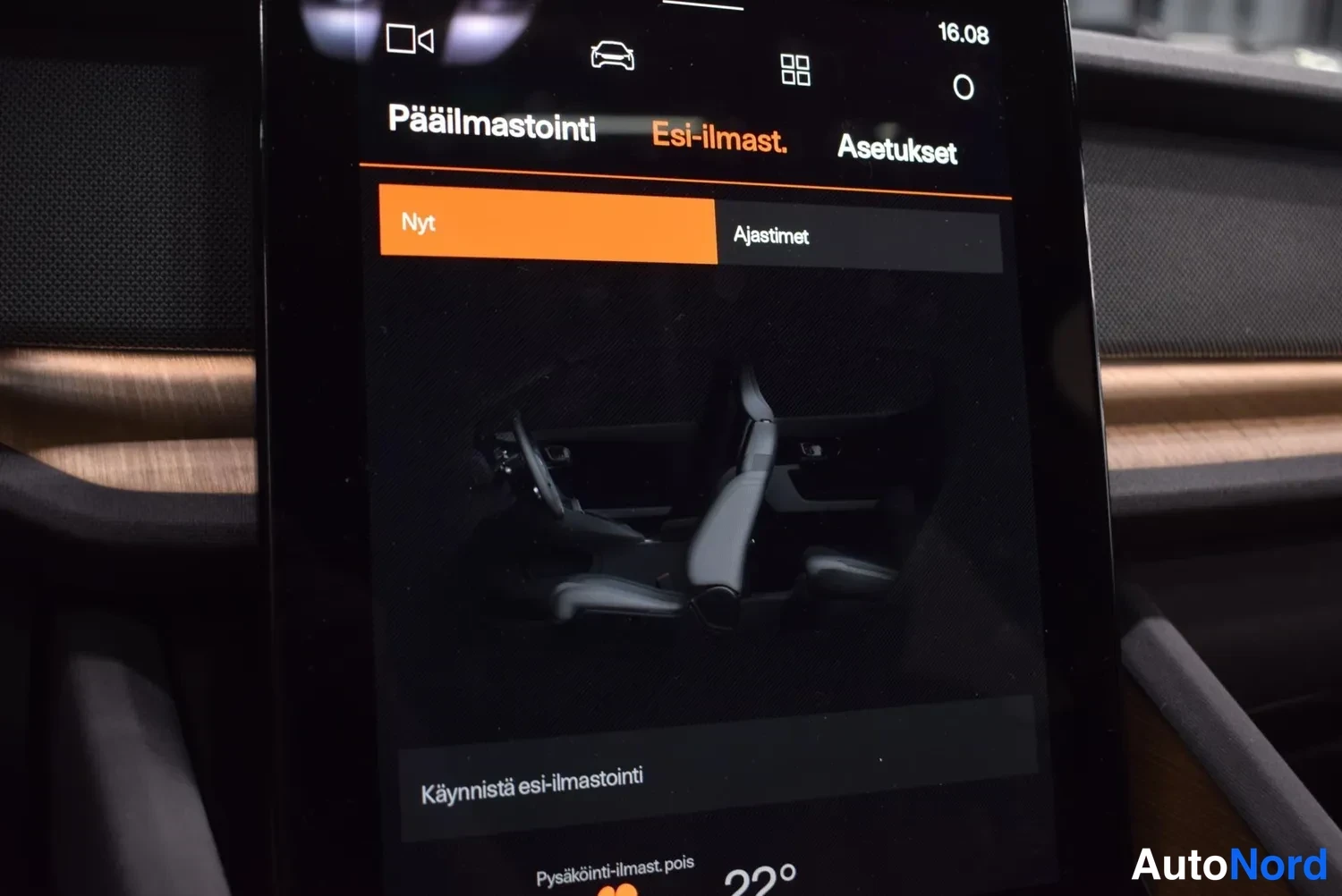 Muu: Auton infotainment-näyttö Esi-ilmastointi-näkymässä, jossa 'Nyt' ja 'Ajastimet'-välilehdet sekä autoa esittävä grafiikka ja 'Käynnistä esi-ilmastointi' -toimint