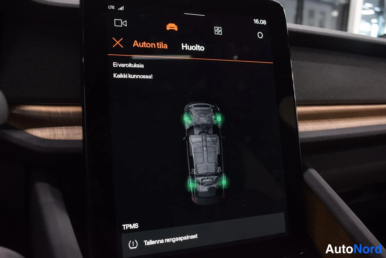 Muu: Auton infotainment-näyttö Auton tila -näkymässä, jossa teksti 'Ei varoituksia. Kaikki kunnossa!' sekä auton ylkuvagrafiikka vihreillä renkaiden antureilla ja TP