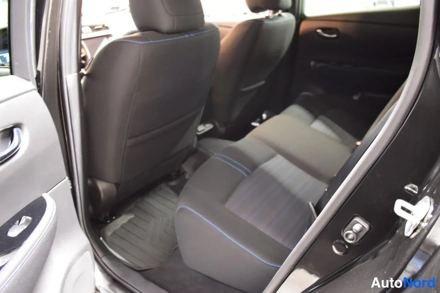 Musta Nissan Leaf 2023, ulkokuva 14 – Raisio