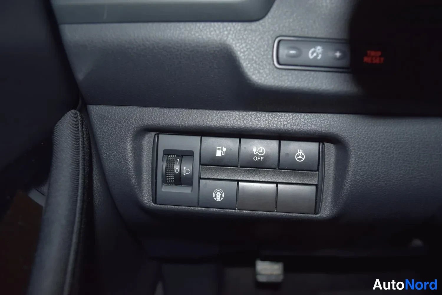 Musta Nissan Leaf 2023, ulkokuva 18 – Raisio