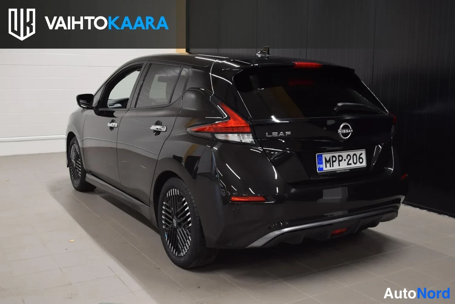 Musta Nissan Leaf 2023, ulkokuva 3 – Raisio
