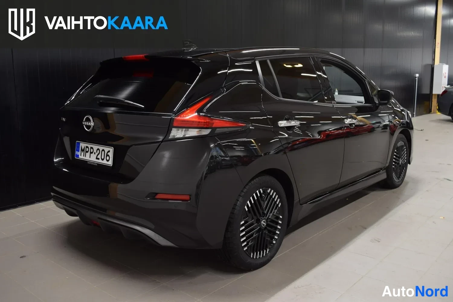 Musta Nissan Leaf 2023, ulkokuva 4 – Raisio