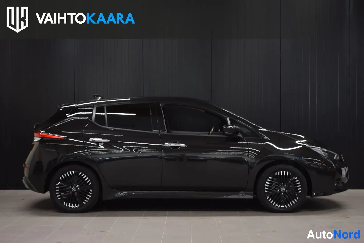 Musta Nissan Leaf 2023, ulkokuva 5 – Raisio