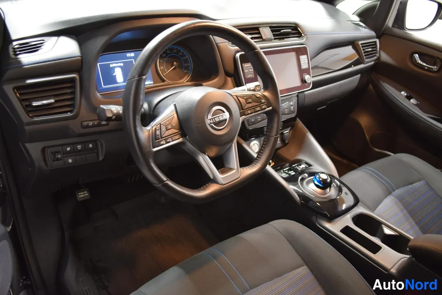 Musta Nissan Leaf 2023, ulkokuva 8 – Raisio