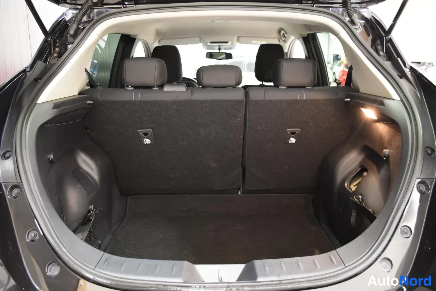 Musta Nissan Leaf 2023, ulkokuva 10 – Raisio