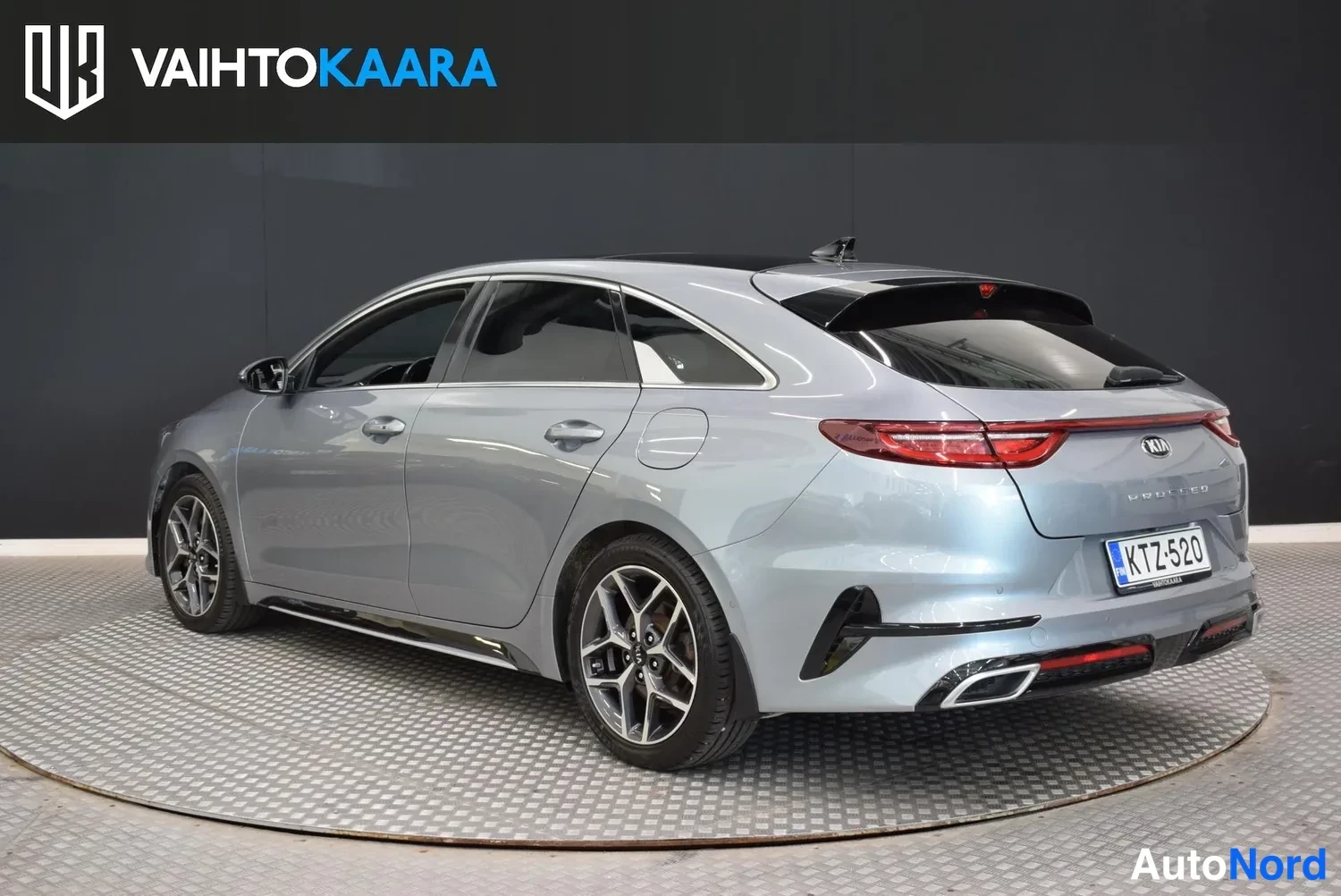 Takaviisto: Kia ProCeed -henkilöauton takanäkymä kolmesta neljänneksestä, hopeanharmaa koripinta näkyvissä.