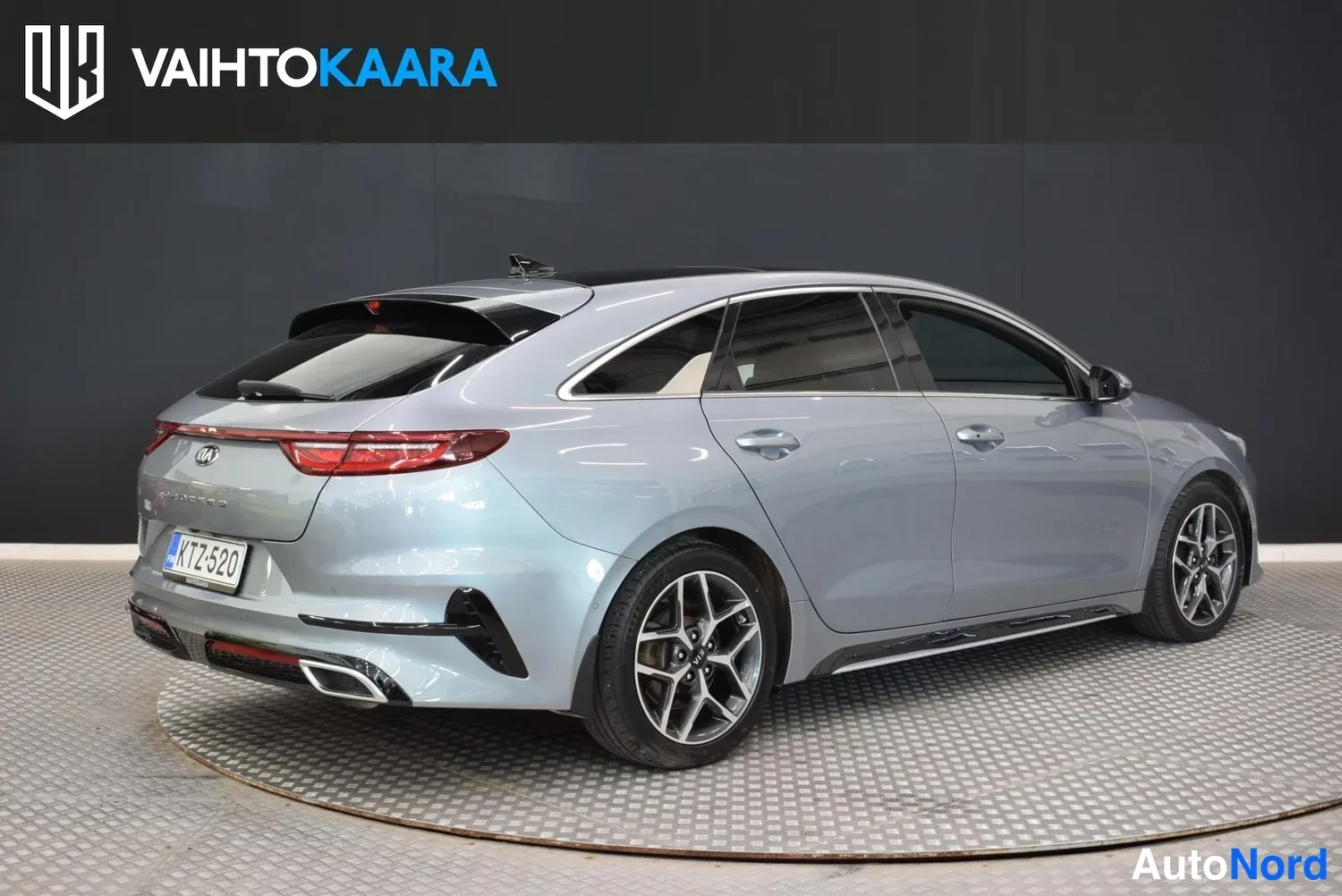 Takaviisto: Kia ProCeed -henkilöauton takanäkymä kolmesta neljänneksestä toiselta sivulta, hopeanharmaa koripinta näkyvissä.