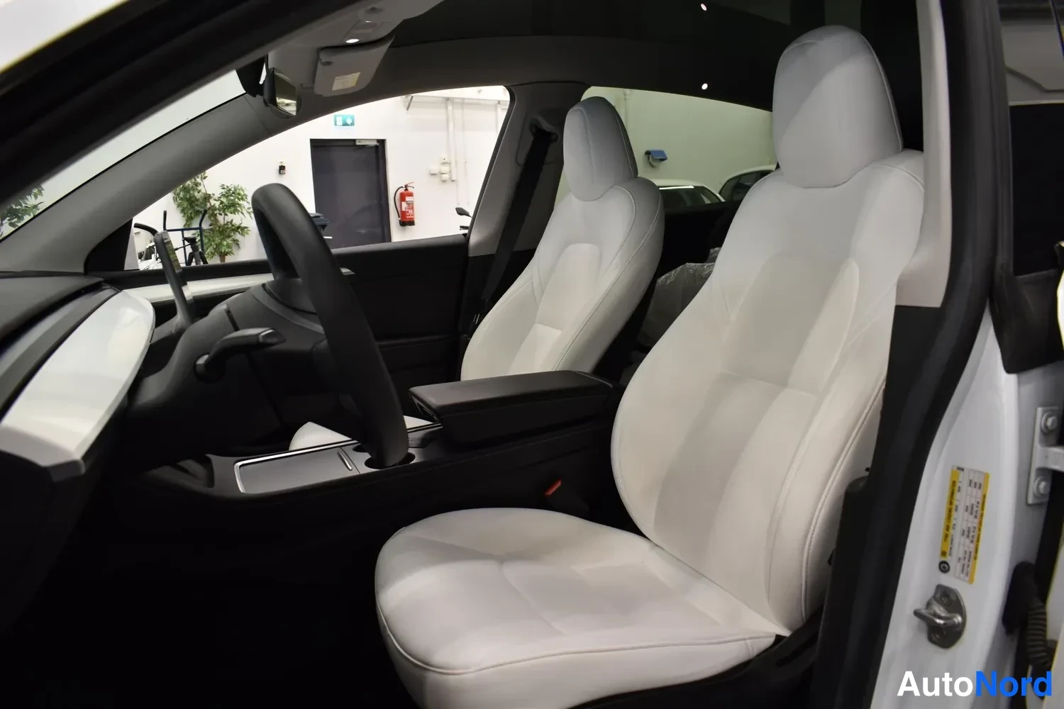 Valkoinen Tesla Model Y 2023, ulkokuva 4 – Raisio