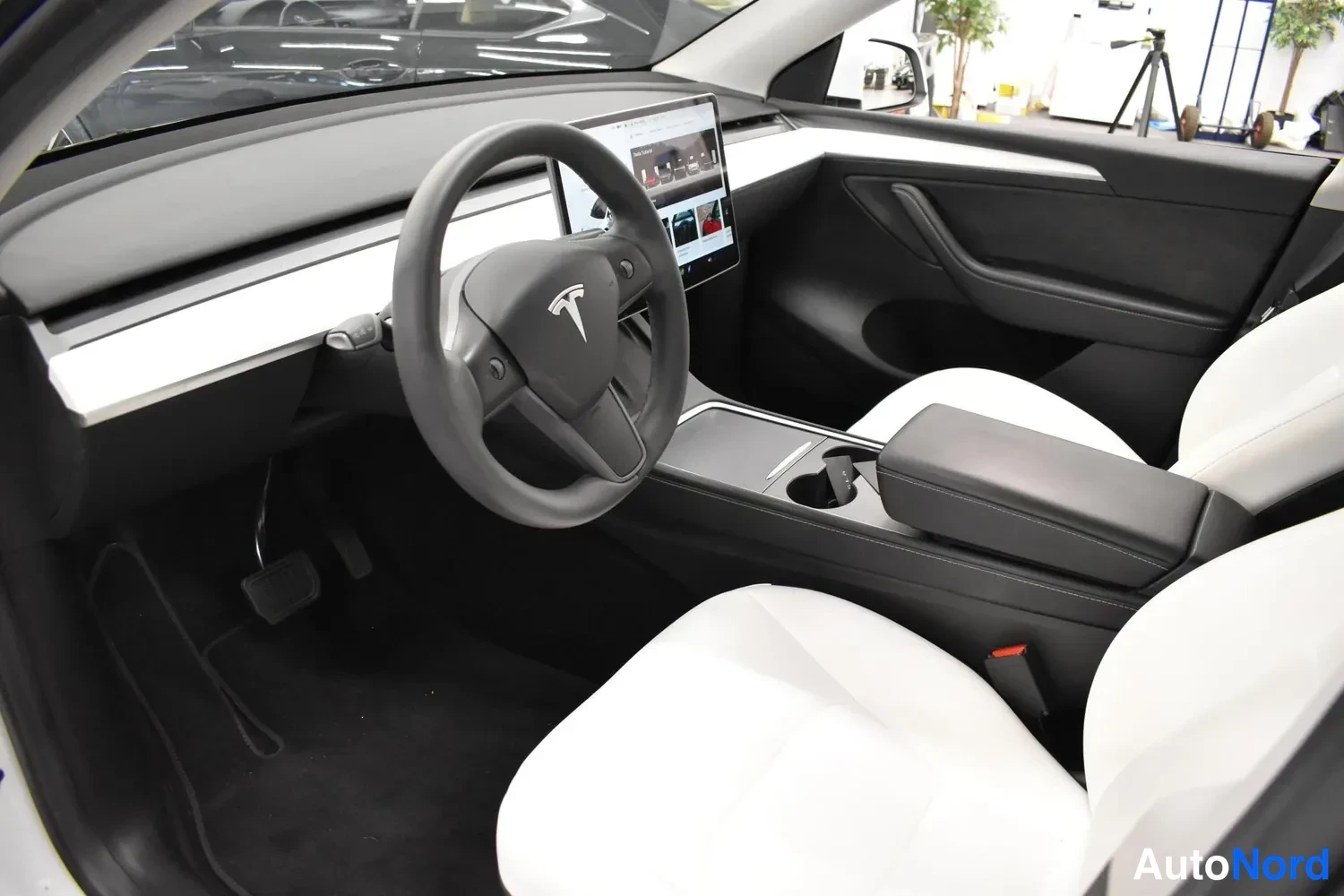 Valkoinen Tesla Model Y 2023, ulkokuva 5 – Raisio