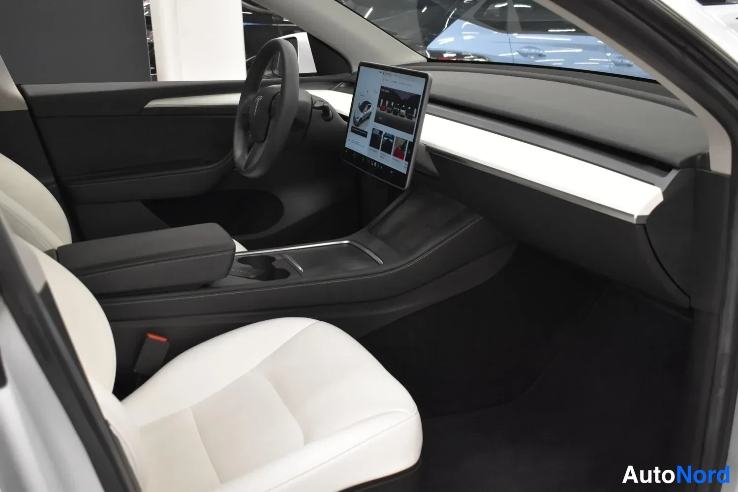 Valkoinen Tesla Model Y 2023, ulkokuva 8 – Raisio