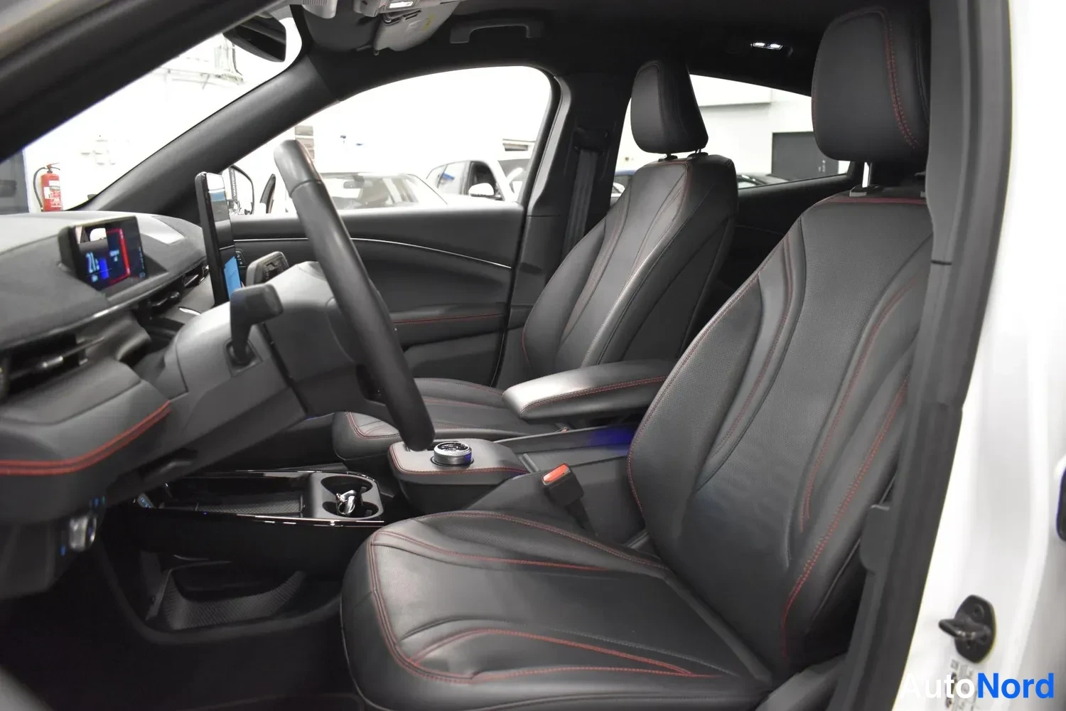 Valkoinen Ford Mustang Mach-E 2023, ulkokuva 7 – Raisio