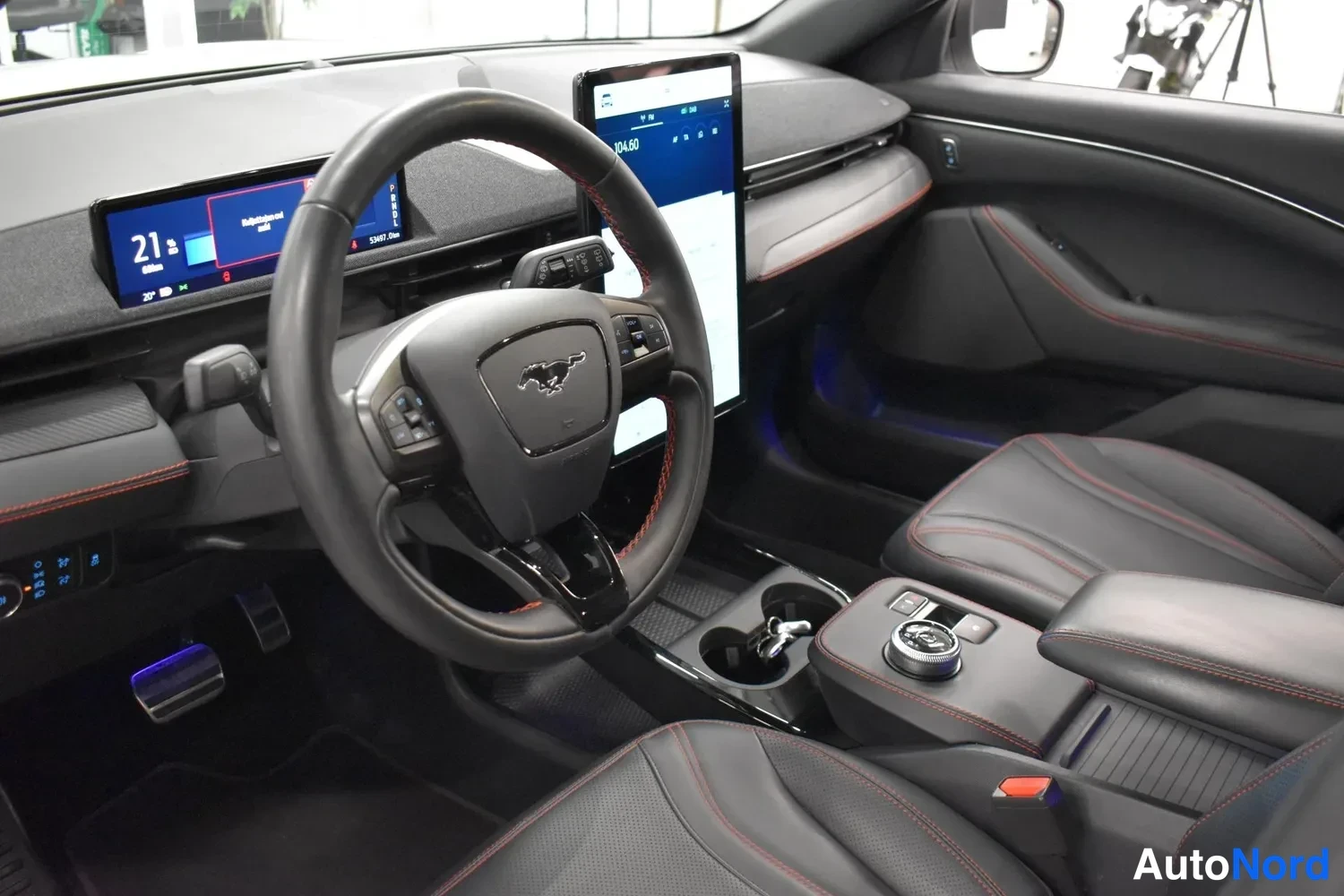 Valkoinen Ford Mustang Mach-E 2023, ulkokuva 8 – Raisio
