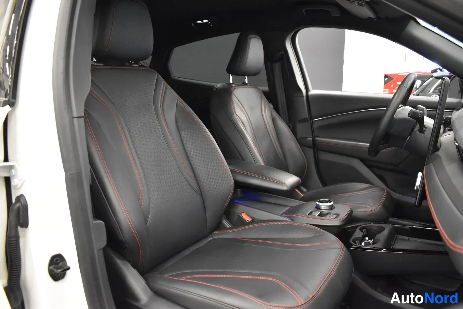 Valkoinen Ford Mustang Mach-E 2023, ulkokuva 10 – Raisio