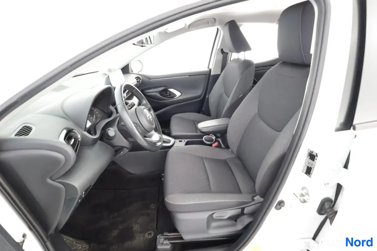 Valkoinen Toyota Yaris 2021, ulkokuva 4 – Raisio