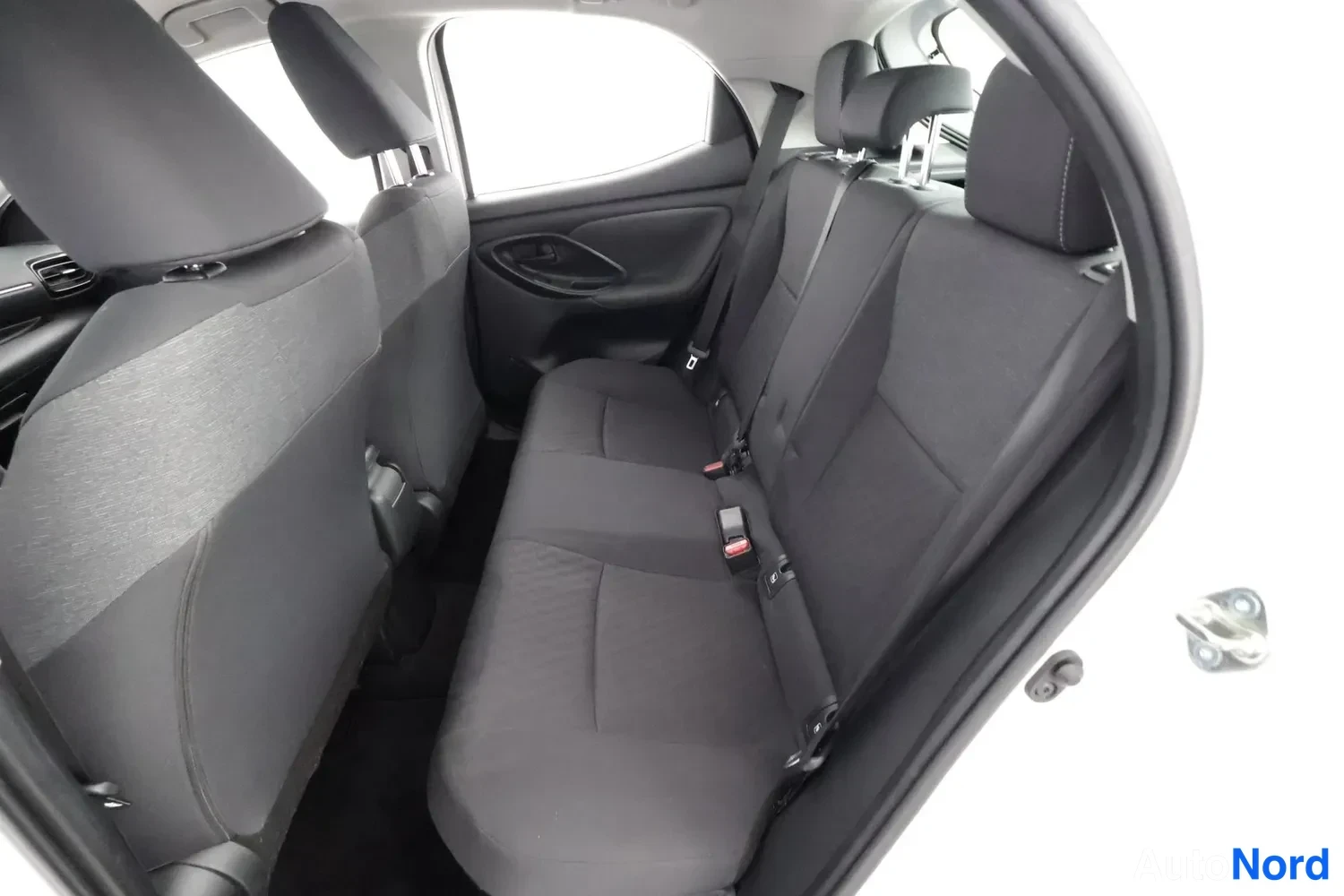 Valkoinen Toyota Yaris 2021, ulkokuva 5 – Raisio
