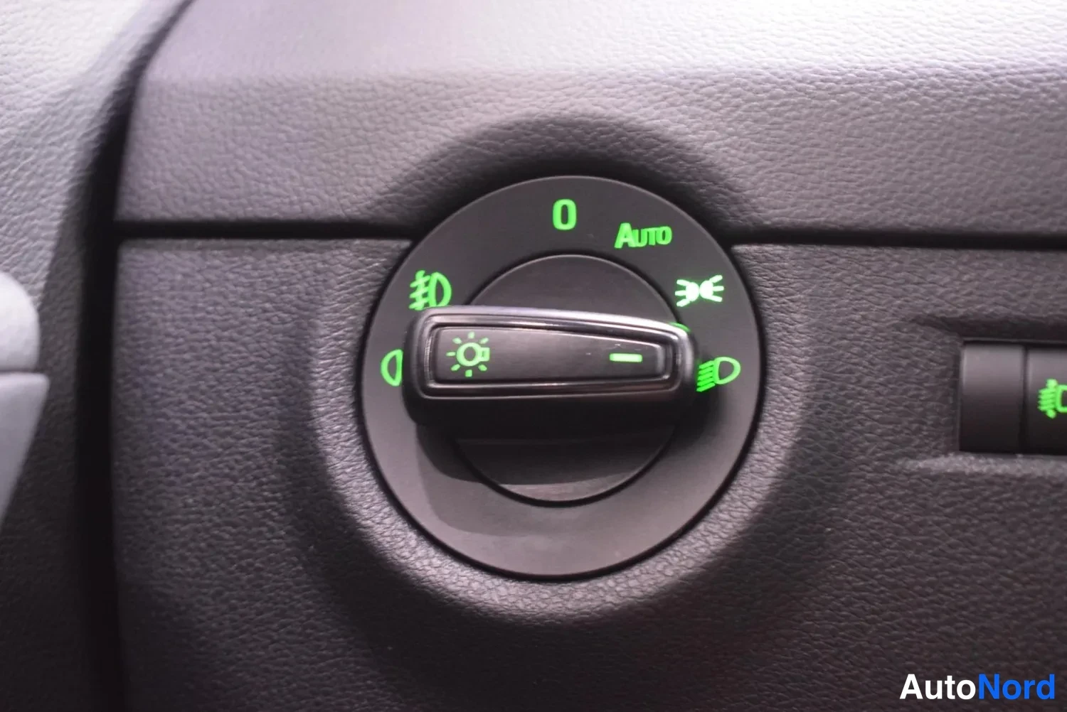 Muu: Autojen valokytkin automaattivalolla ja sumuvaloarvoilla.