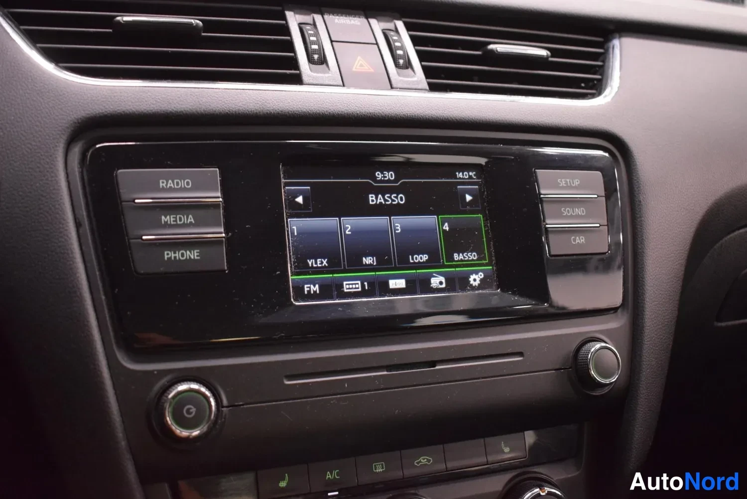 Muu: Kojeiston näyttö, jossa radio toistaa kanavaa Basso; näkyvissä RADIO-, MEDIA-, PHONE-, SETUP-, SOUND- ja CAR-napit.