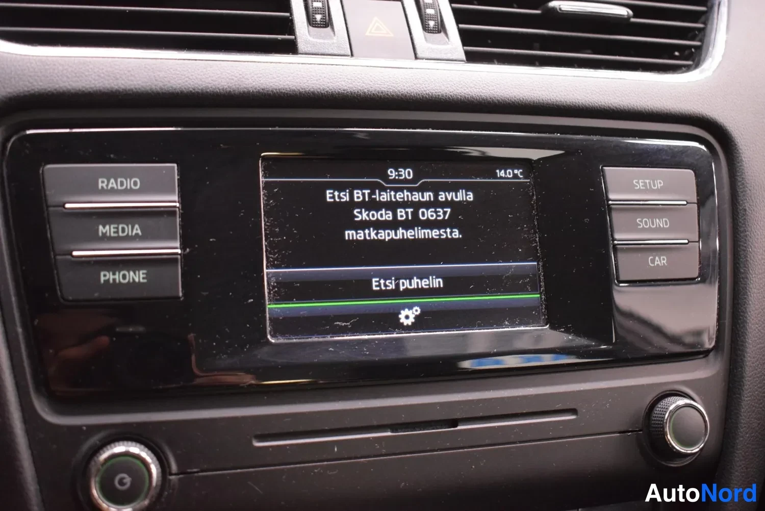 Muu: Radiopaneelin näyttö pyytää etsimään puhelimen matkapuhelimesta: Etsi BT-laitehaun avula Skoda BT 0637 matkapuhelimista.