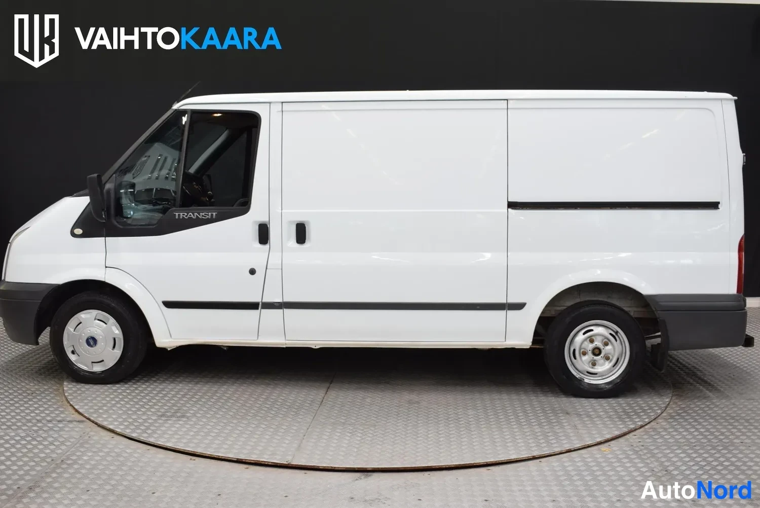 Sivulta: Ford Transit -pakettiauto valkoisena sivulta vasemmalta.