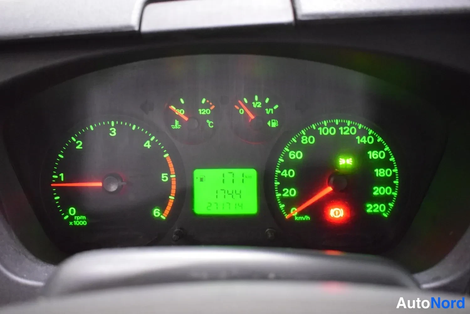 Muu: Kojetaulun mittarit: nopeusmittari, kierroslukumittari, polttoaine- ja lämpömittarit. LCD-näytöllä kokonaismatka 231774 km ja päivämatka 174,4 km. Punaiset merk