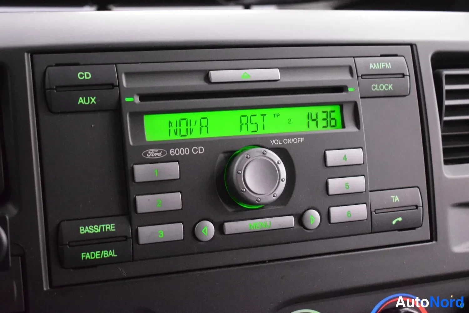 Yksityiskohta: Ford 6000 CD -radio kojelaudassa, näytössä NOVA AST ja kellonaika 14:36.