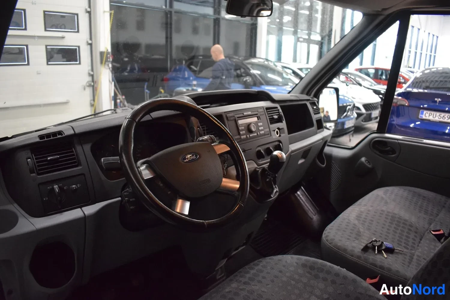 Muu: Ohjaamossa näkyy Ford-ohjauspyörä, kojelauta ja vaihtaja.