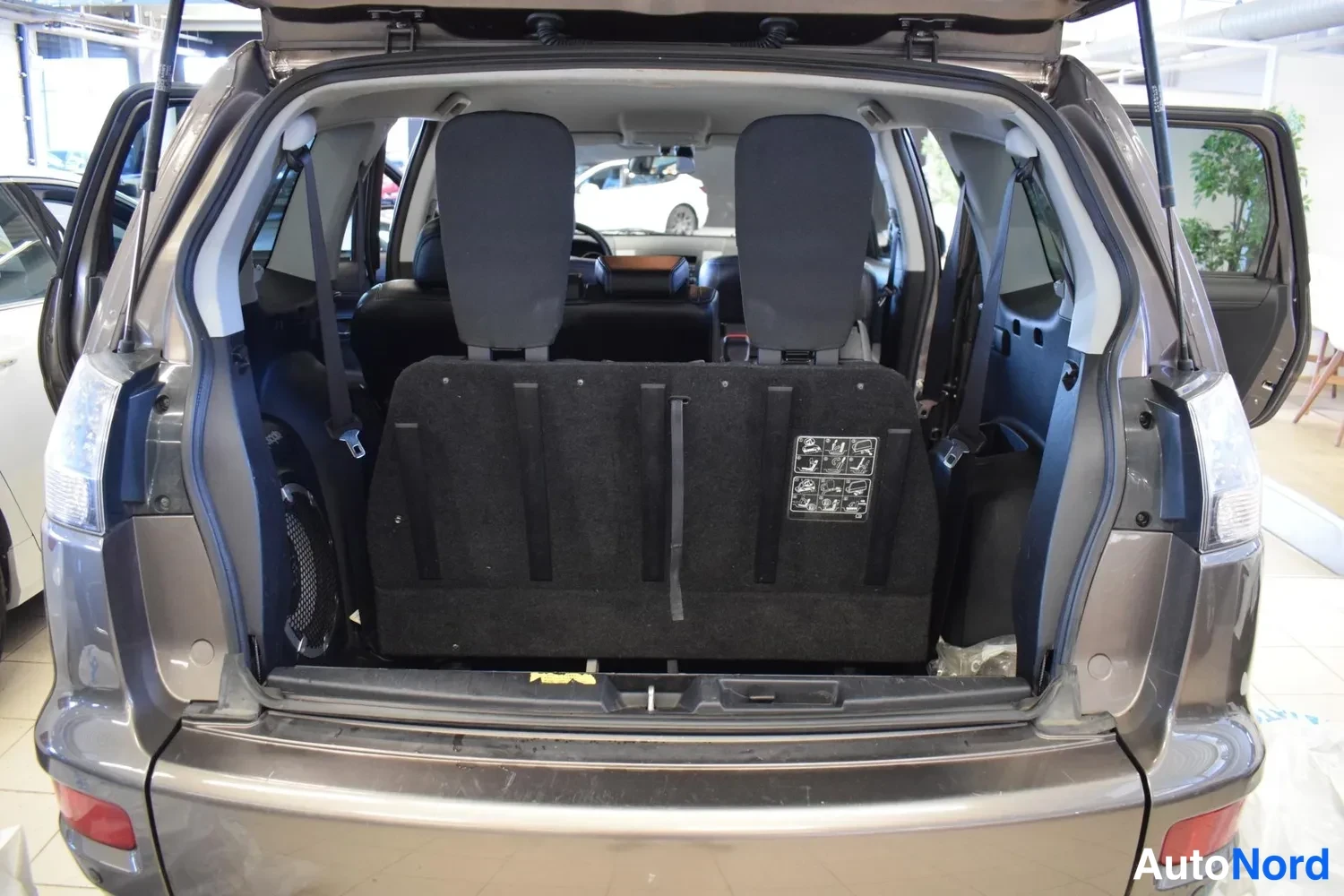 Ruskea Mitsubishi Outlander 2011, takaa, kuva 13