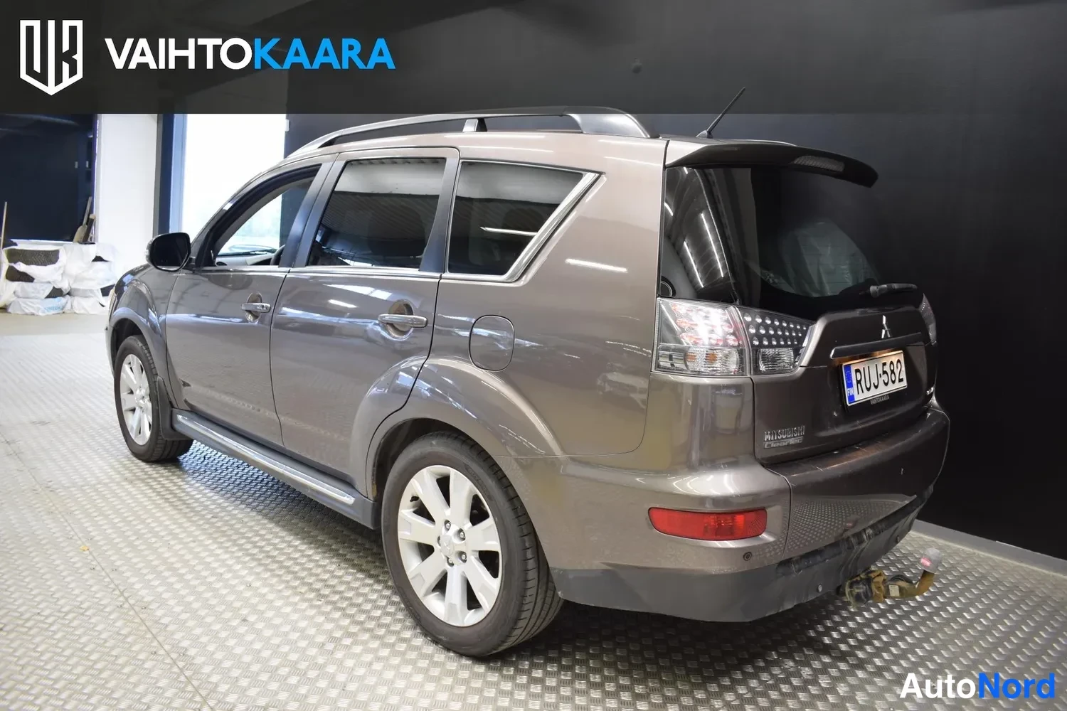 Ruskea Mitsubishi Outlander 2011, takaviisto, kuva 11
