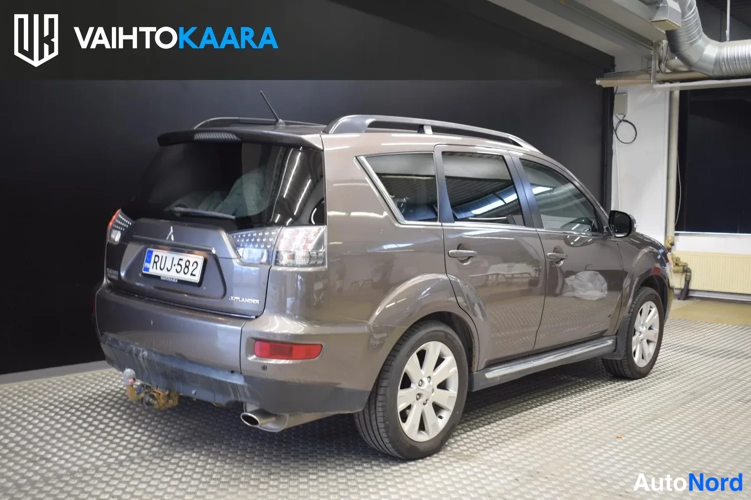 Ruskea Mitsubishi Outlander 2011, takaviisto, kuva 12