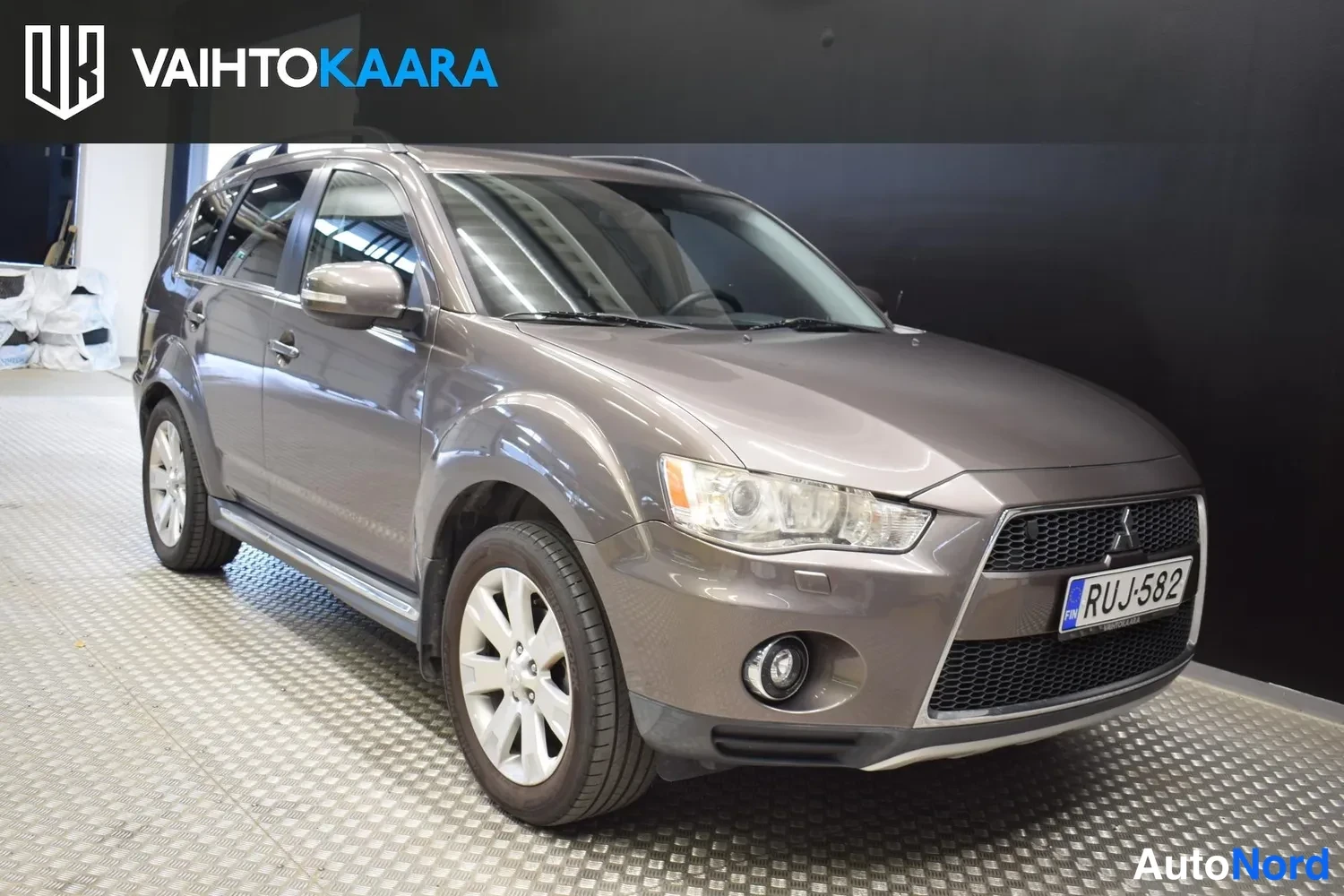 Ruskea Mitsubishi Outlander 2011, etuviisto, keula oikealle, kuva 5