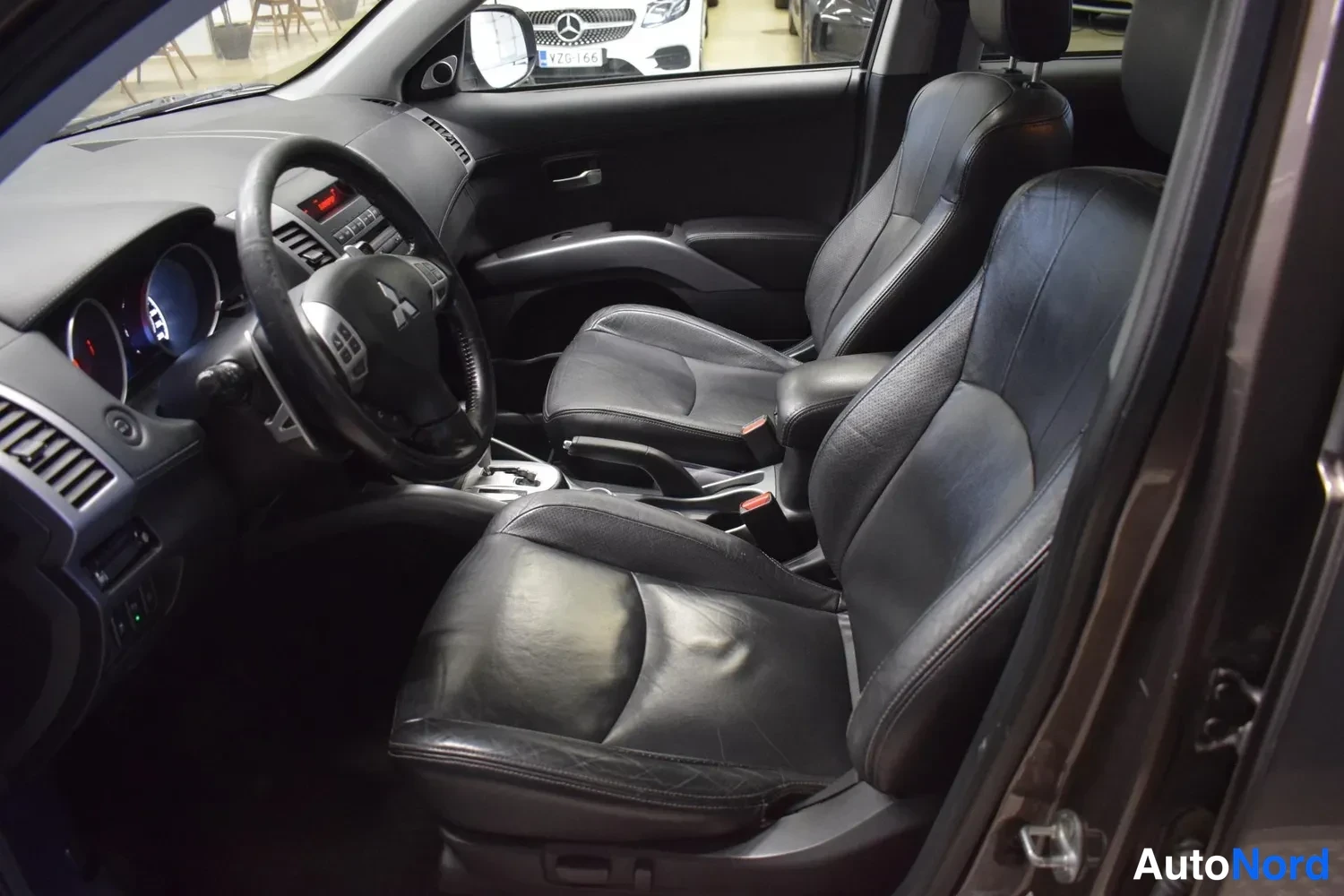 Ruskea Mitsubishi Outlander 2011, sivulta, kuva 9