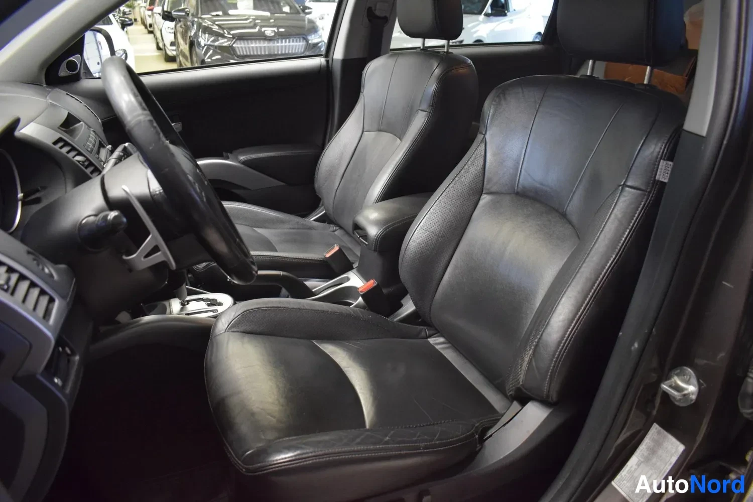Ruskea Mitsubishi Outlander 2011, etuviisto, keula vasemmalle, kuva 3