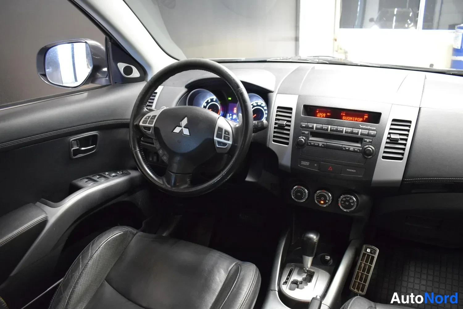 Ruskea Mitsubishi Outlander 2011, etuviisto, keula vasemmalle, kuva 2
