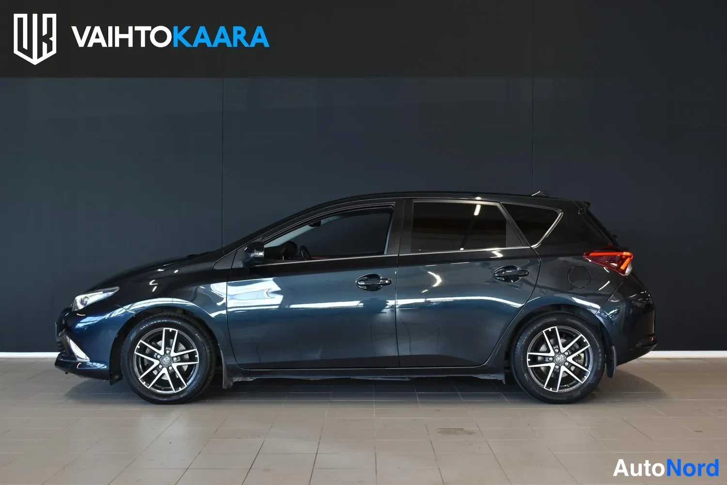 Harmaa Toyota Auris 2016, ulkokuva 2 – Raisio