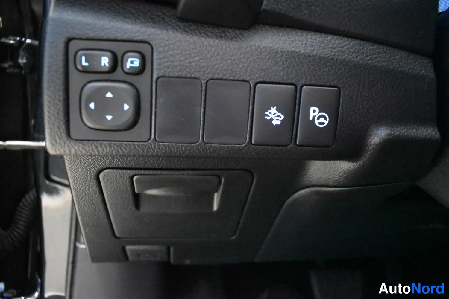 Harmaa Toyota Auris 2016, ulkokuva 12 – Raisio