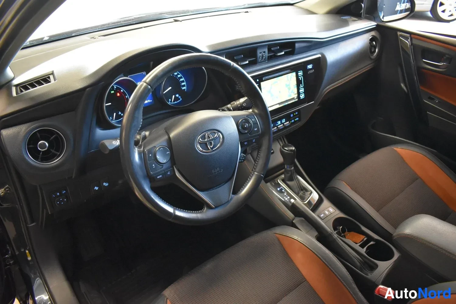 Harmaa Toyota Auris 2016, ulkokuva 8 – Raisio