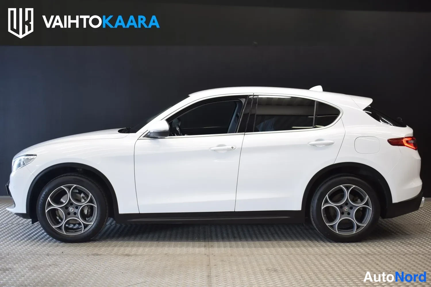 Valkoinen Alfa Romeo Stelvio 2017, ulkokuva 2 – Raisio