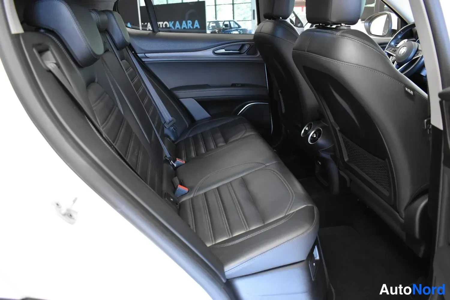 Valkoinen Alfa Romeo Stelvio 2017, ulkokuva 11 – Raisio