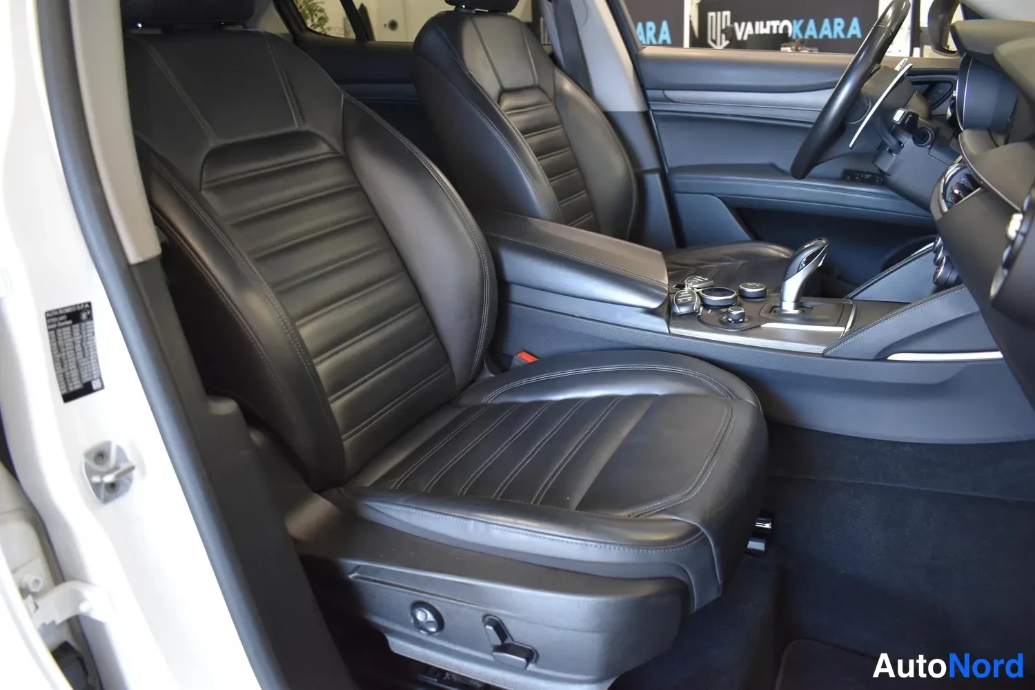 Valkoinen Alfa Romeo Stelvio 2017, ulkokuva 13 – Raisio