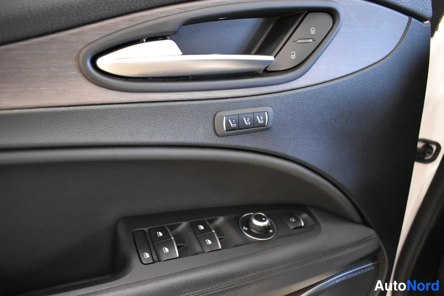 Valkoinen Alfa Romeo Stelvio 2017, ulkokuva 14 – Raisio