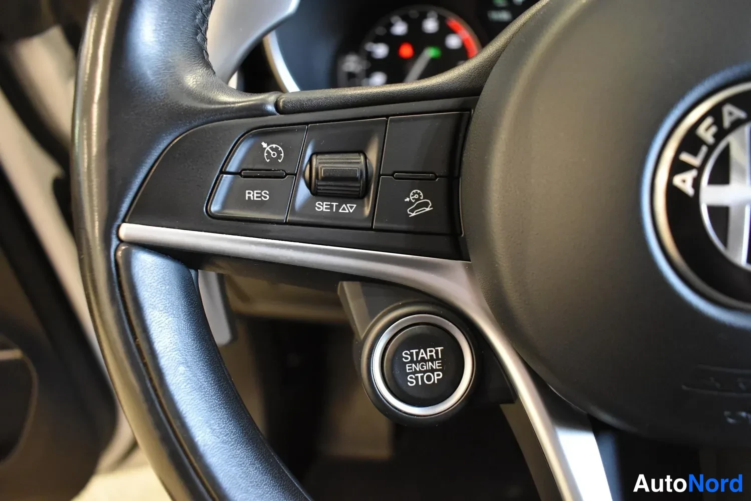 Valkoinen Alfa Romeo Stelvio 2017, ulkokuva 16 – Raisio