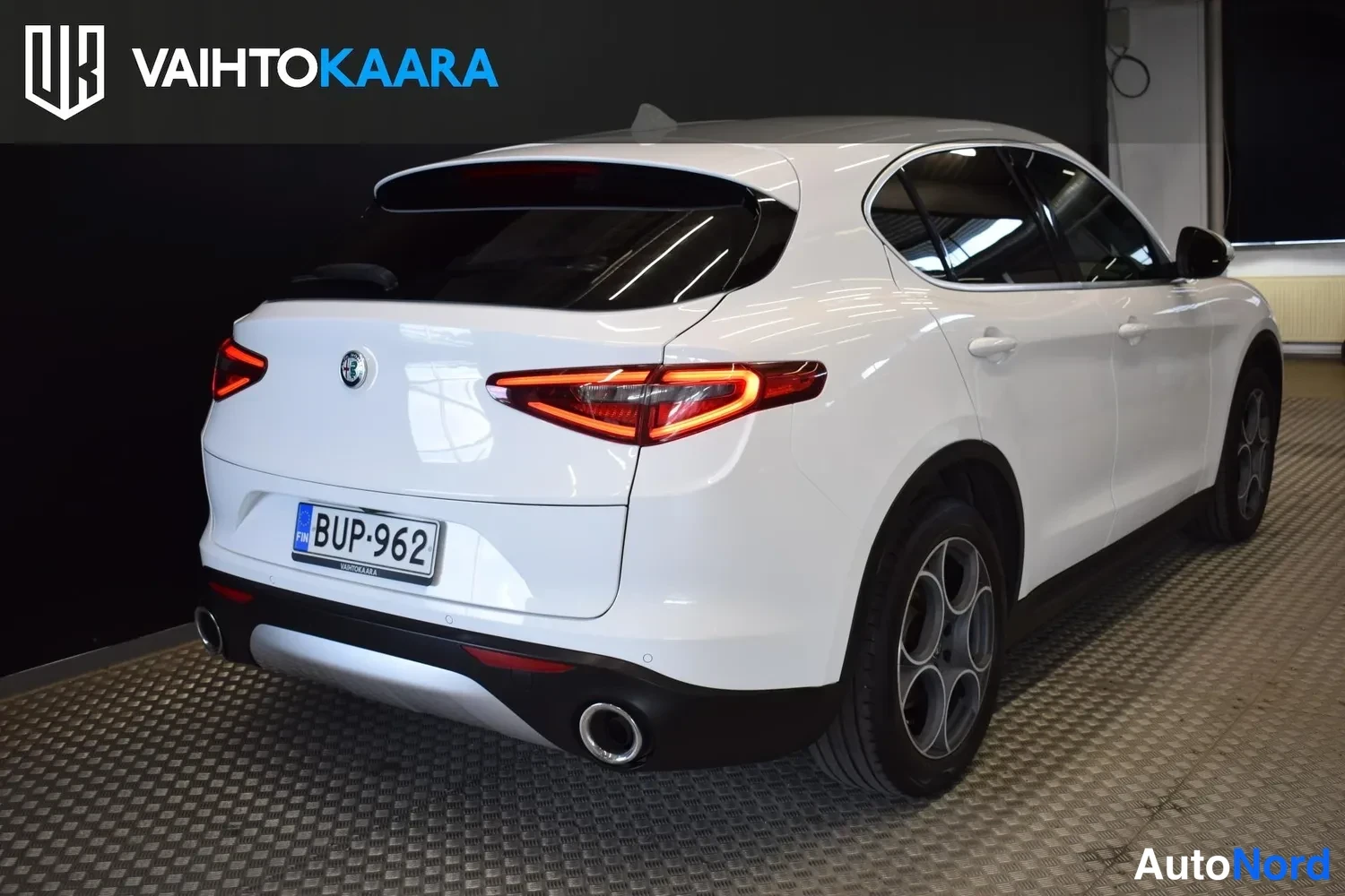 Valkoinen Alfa Romeo Stelvio 2017, ulkokuva 3 – Raisio