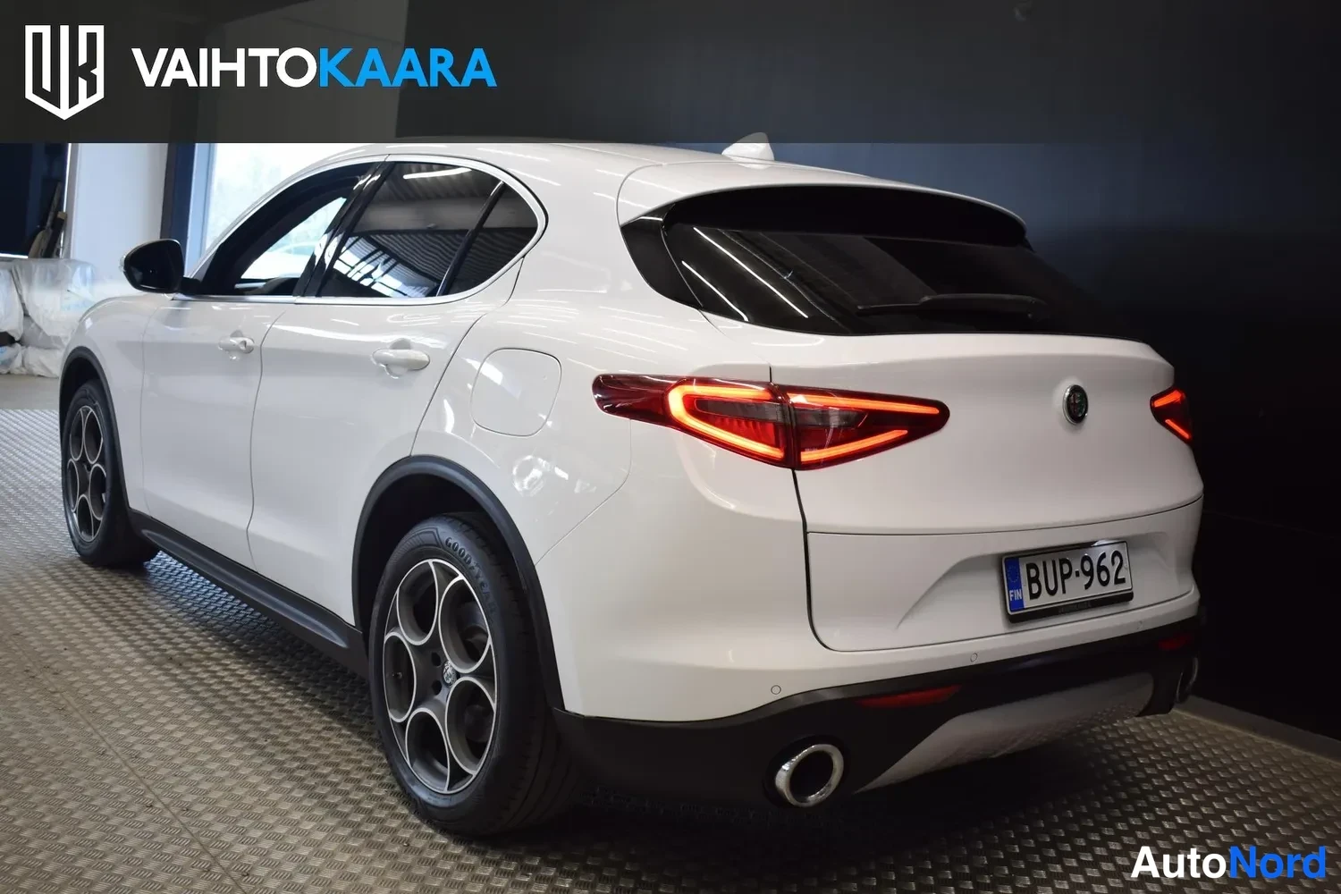 Valkoinen Alfa Romeo Stelvio 2017, ulkokuva 4 – Raisio