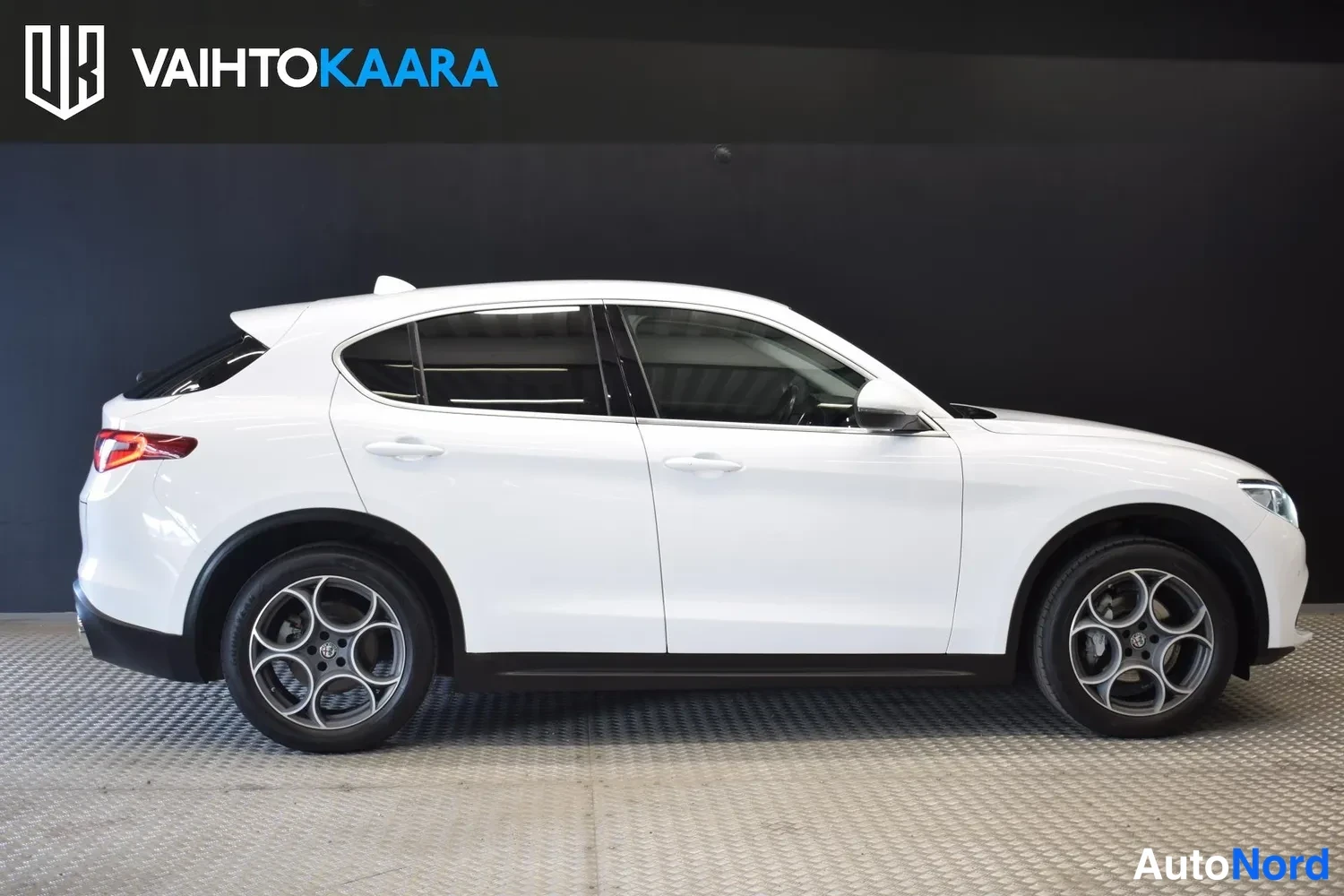 Valkoinen Alfa Romeo Stelvio 2017, ulkokuva 5 – Raisio