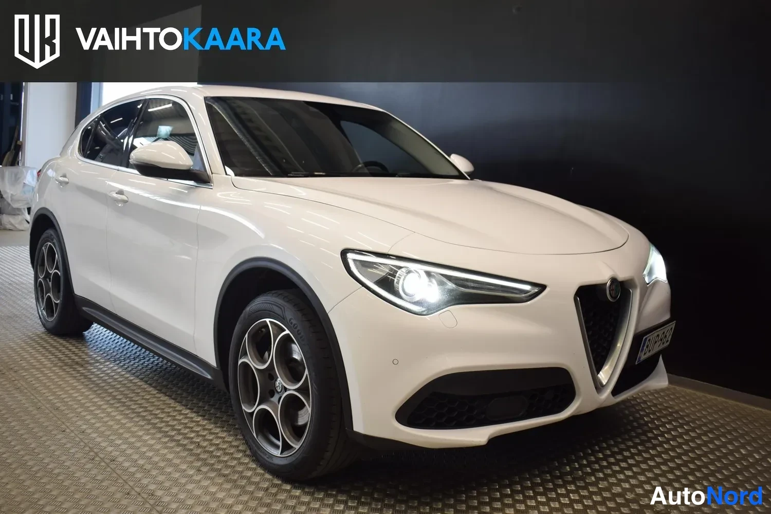 Valkoinen Alfa Romeo Stelvio 2017, ulkokuva 6 – Raisio