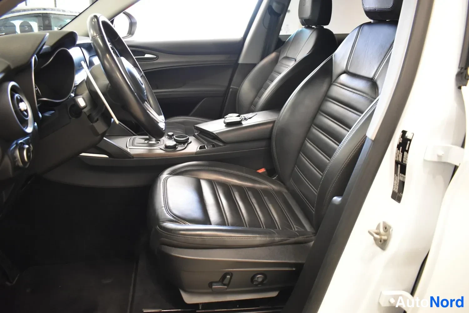 Valkoinen Alfa Romeo Stelvio 2017, ulkokuva 7 – Raisio