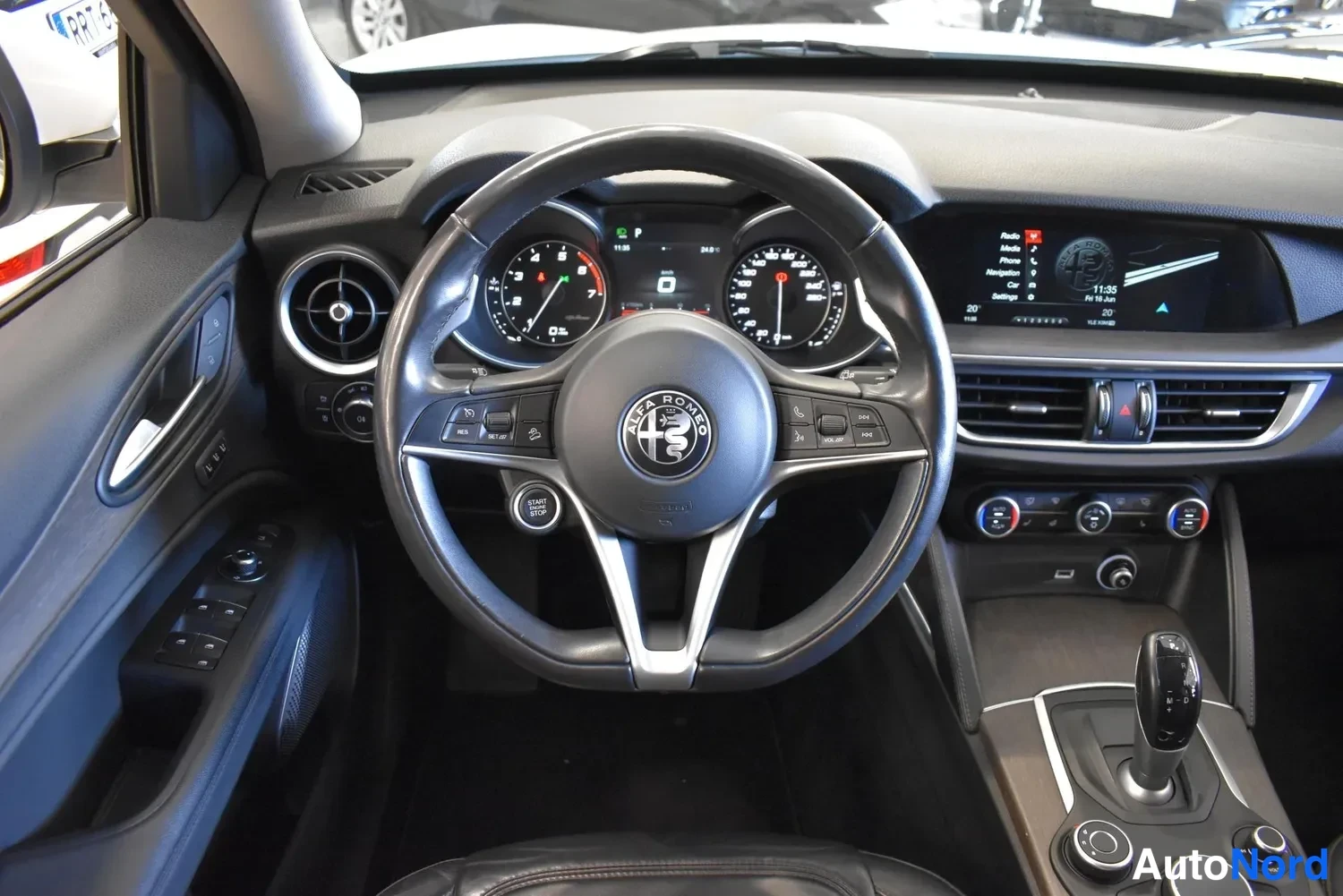 Valkoinen Alfa Romeo Stelvio 2017, ulkokuva 10 – Raisio
